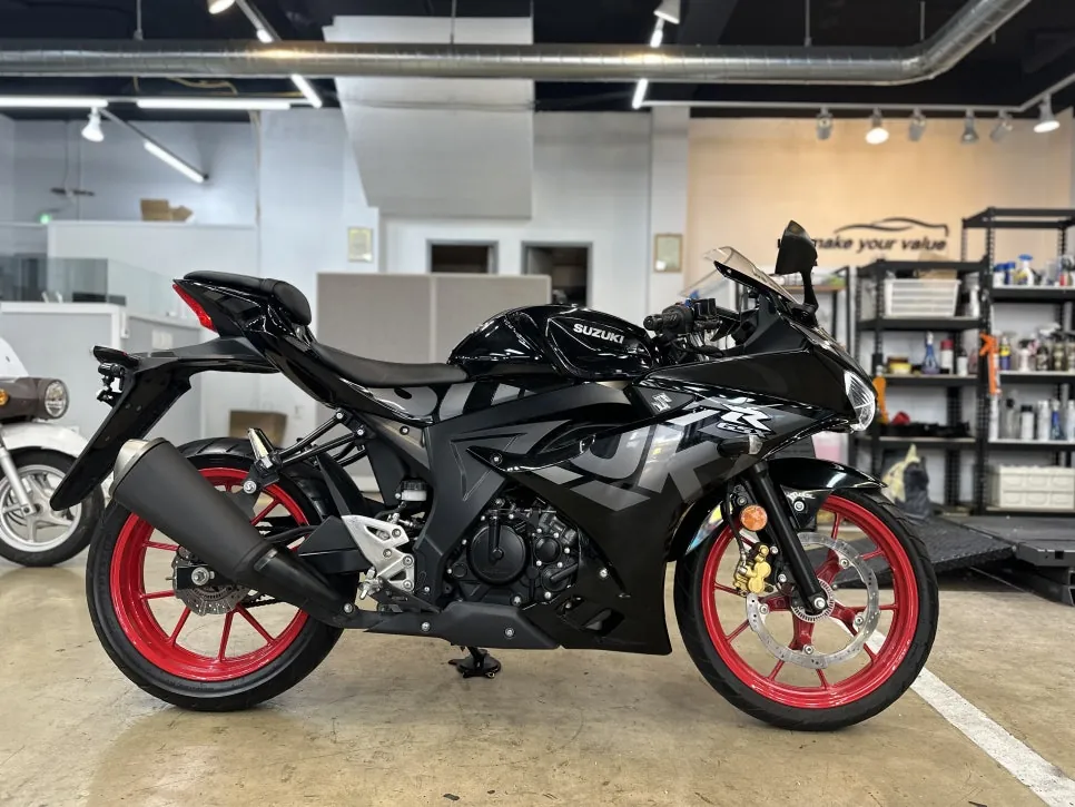 스즈키 GSX-R125 검/빨 사진