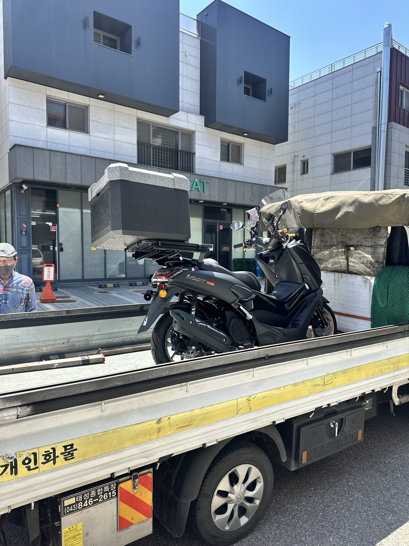 스쿠터를 화물차 램프로 상차하는 모습
