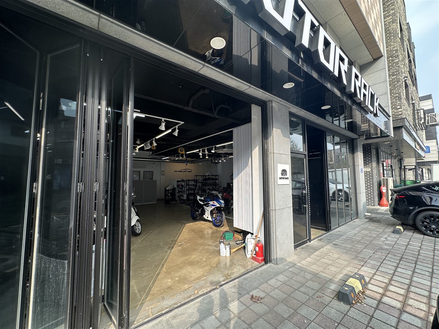 MOTOR RACK 매장 내부에 전시된 오토바이