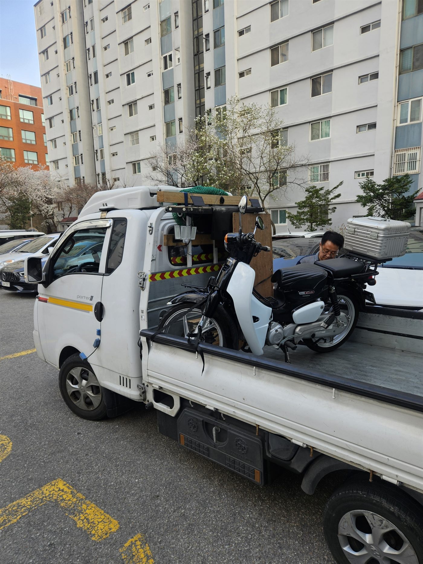 출장 상담을 위해 이동 중인 MOTOR RACK 차량