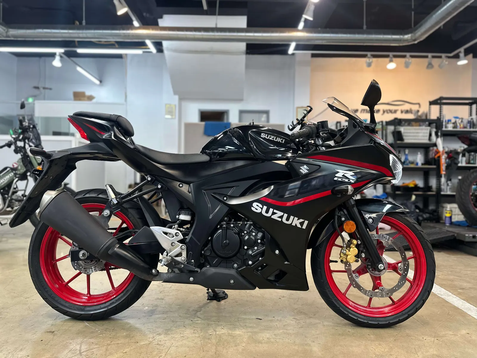 스즈키 GSX-R125 ABS 검정빨강 사진