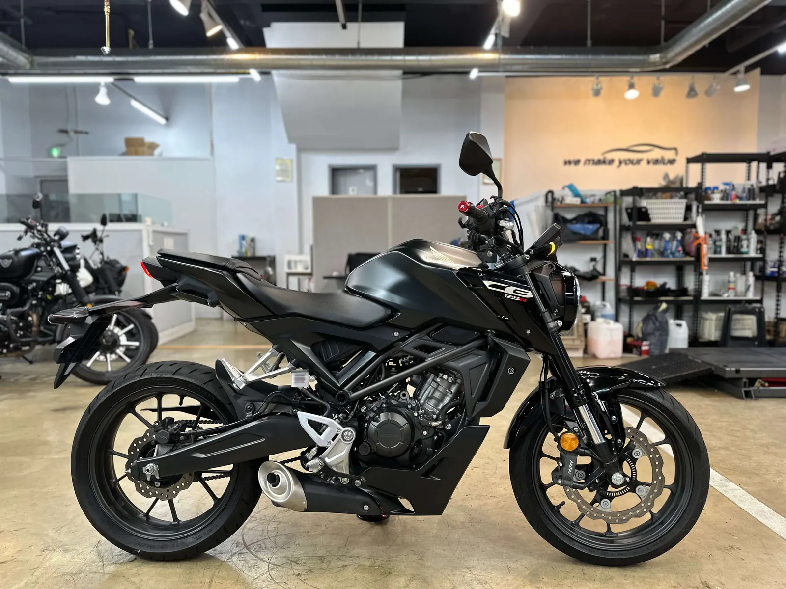 혼다 CB125R 블랙 사진